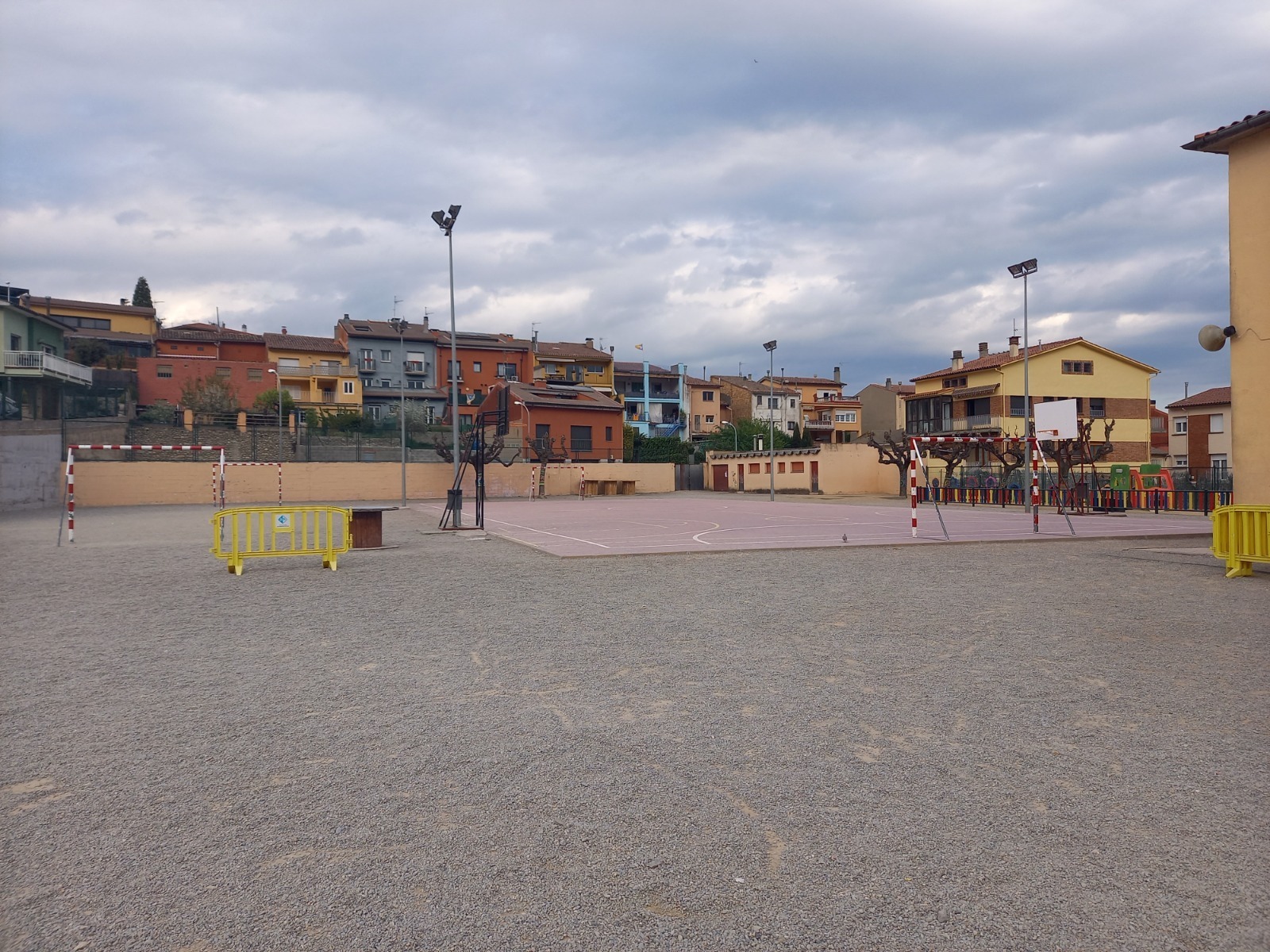 Imatge pels mitjans: 🌿Redisseny del pati de l’Escola Voltregà més sostenible, inclusiu i compartit amb el poble.  